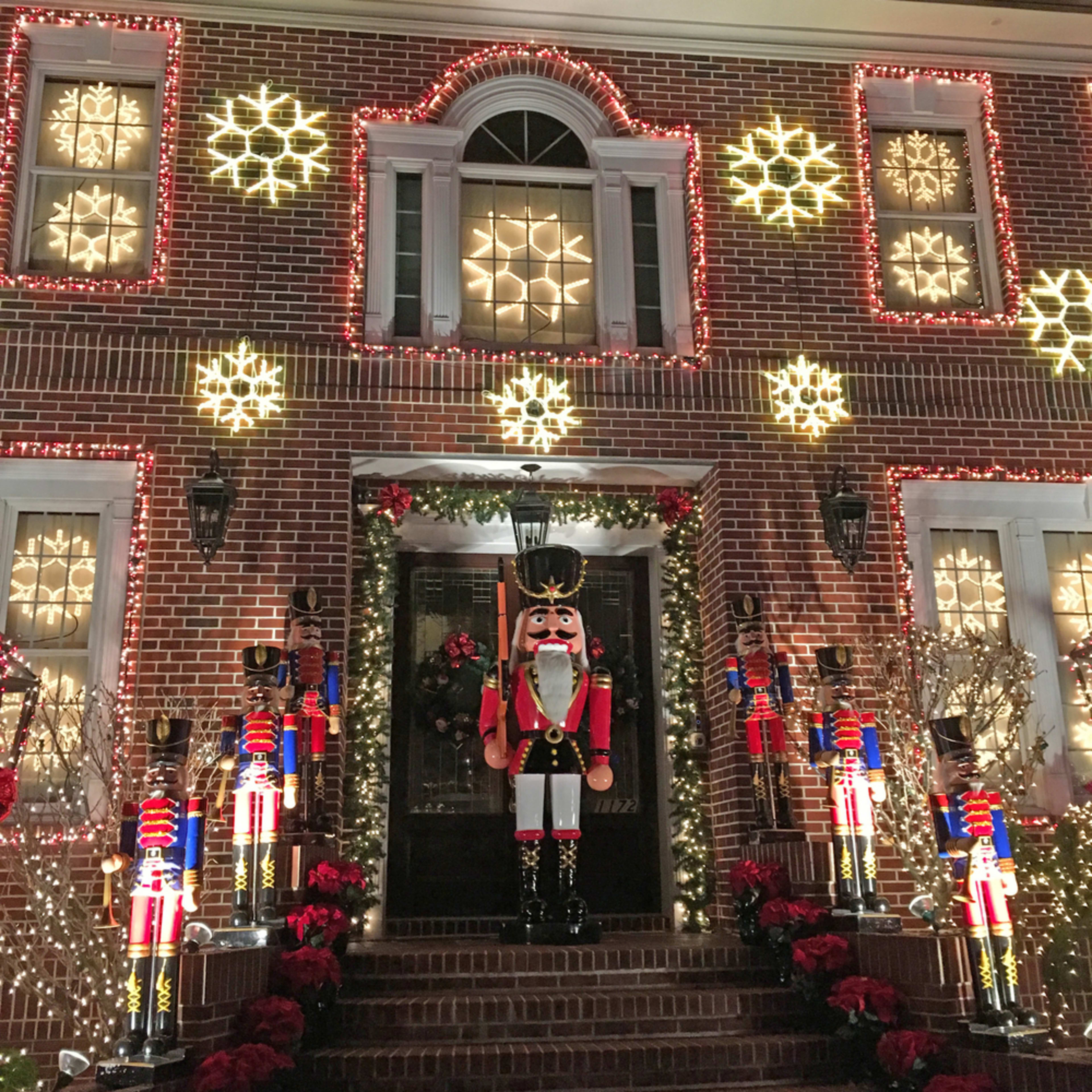Christmas Lights Walking Tour of Brooklyn | The New York Pass®